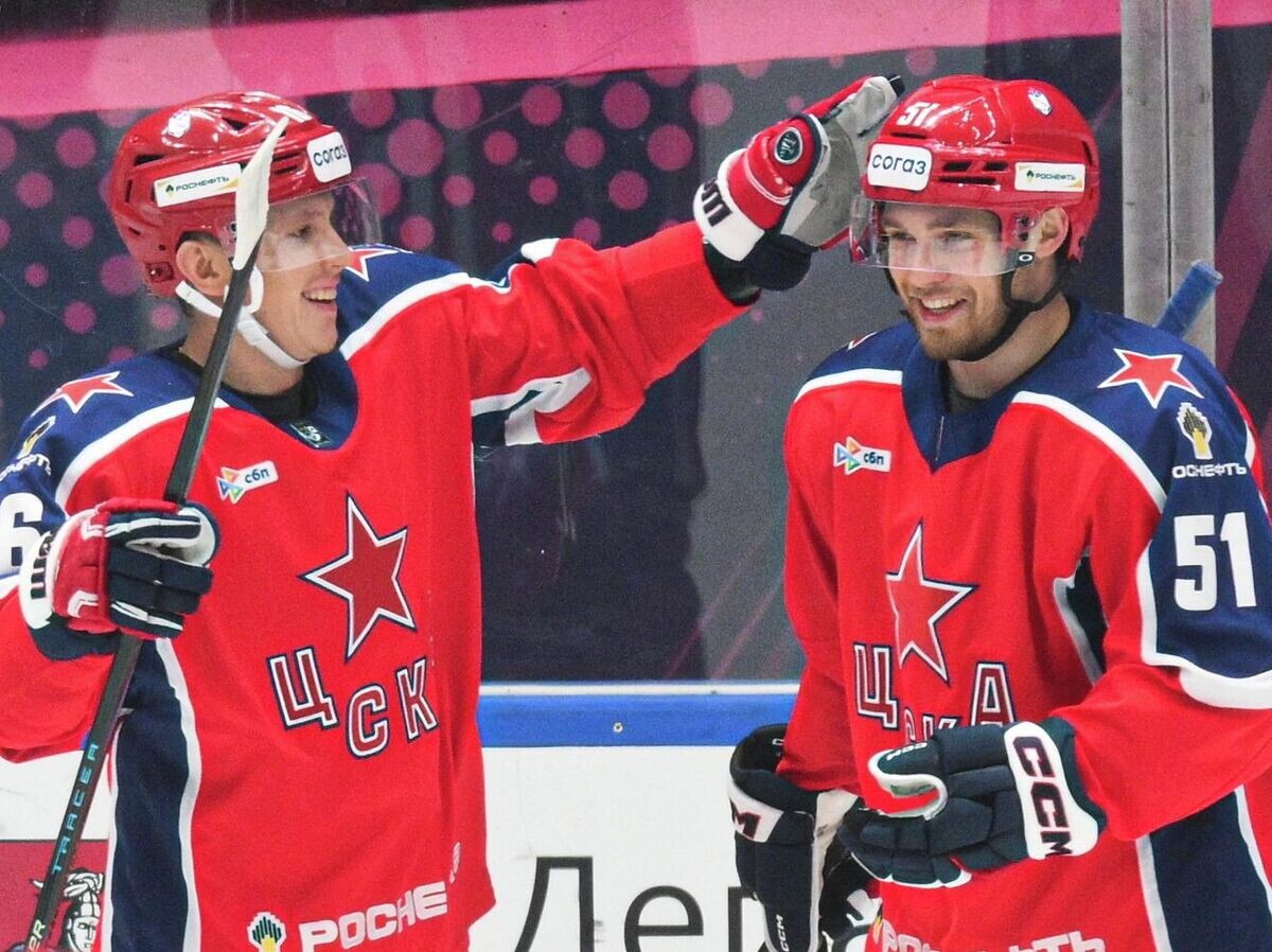    Хоккеисты ЦСКА Денис Зернов и Николай Коваленко | © РИА Новости / Владимир Астапкович