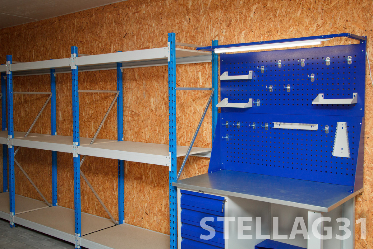 Стеллажи и верстак для удобной работы в гараже