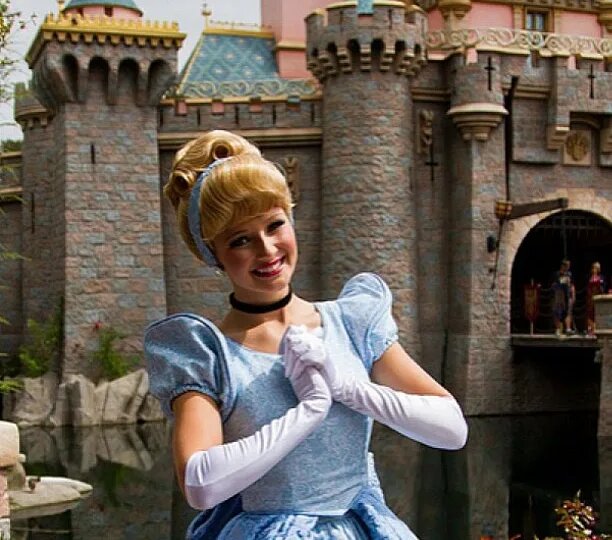 «Улыбайся, даже если тебе шепчут гадости»: исповедь девушки, работавшей принцессой в Диснейленде