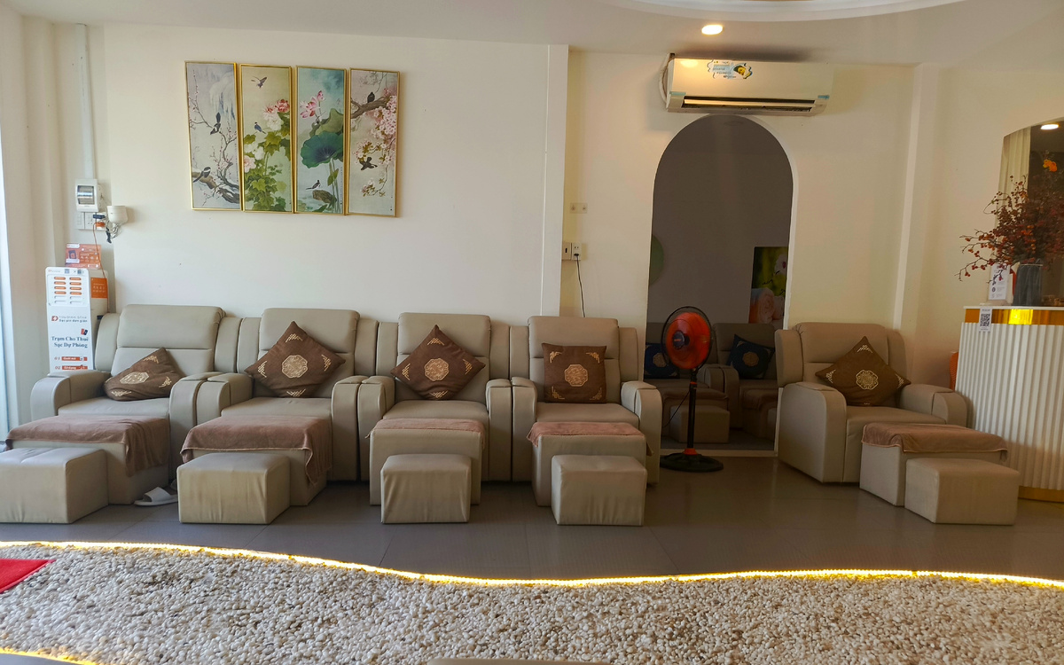 Один из салонов. Места для массажа ног