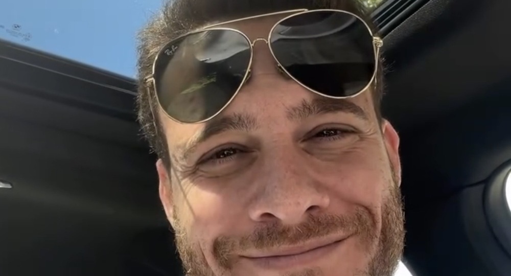 Керем Бюрсин поздравил с празником Ураза-байрам.