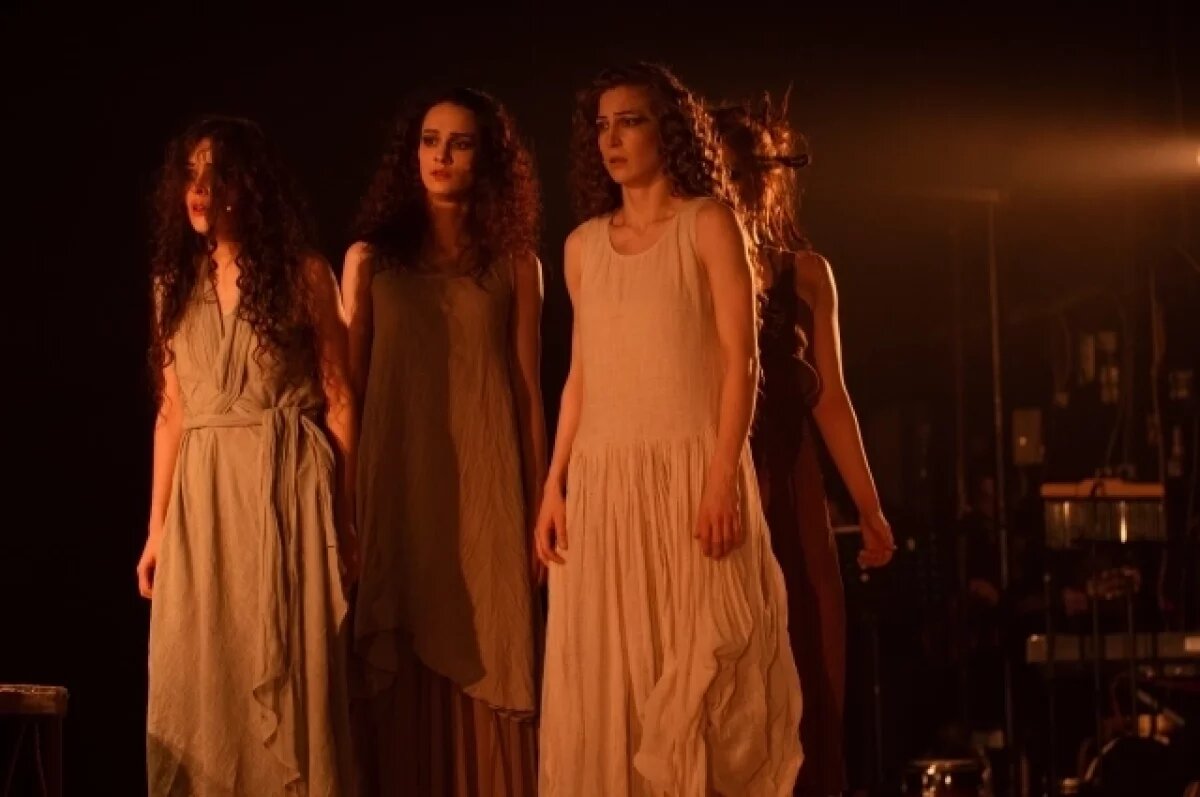    Спектакль пластический