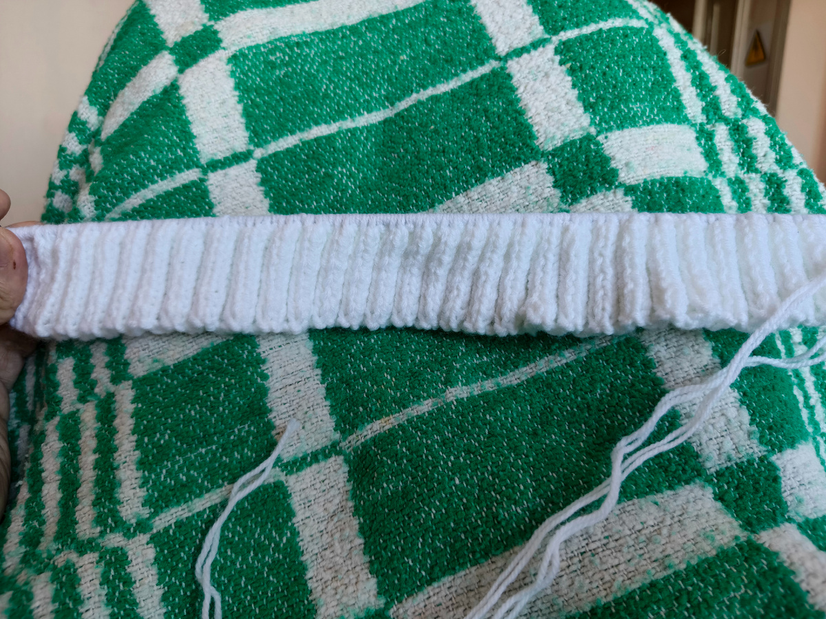 Начала вязать полочку для сына.