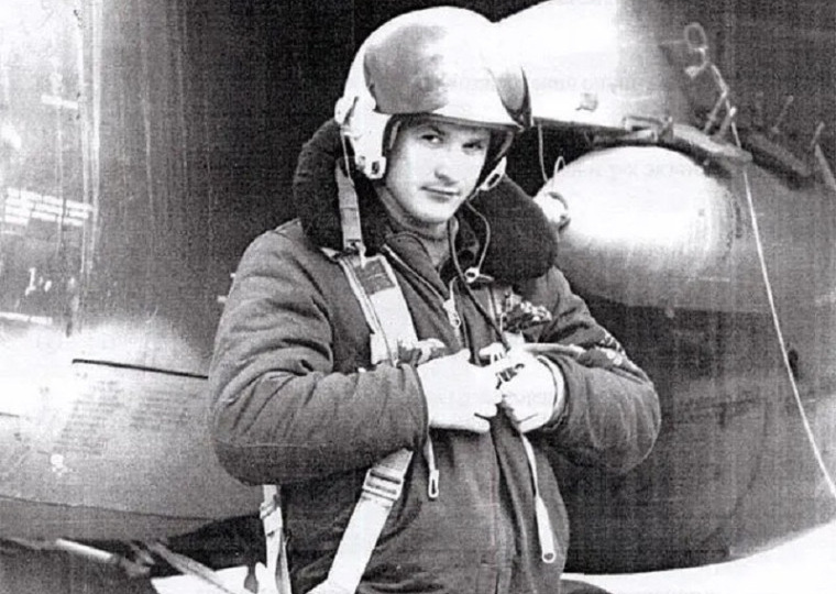 Главарь моджахедов достал кинжал, чтобы добить сбитого советского летчика. Но тот приготовил для врагов последний сюрприз