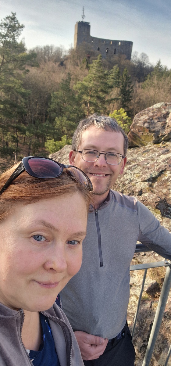 это мы с мужем, а за нами замок(