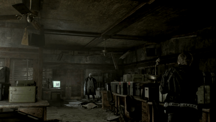 Gif картинка "Встреча Леона и Супертирана в полицейском участке"