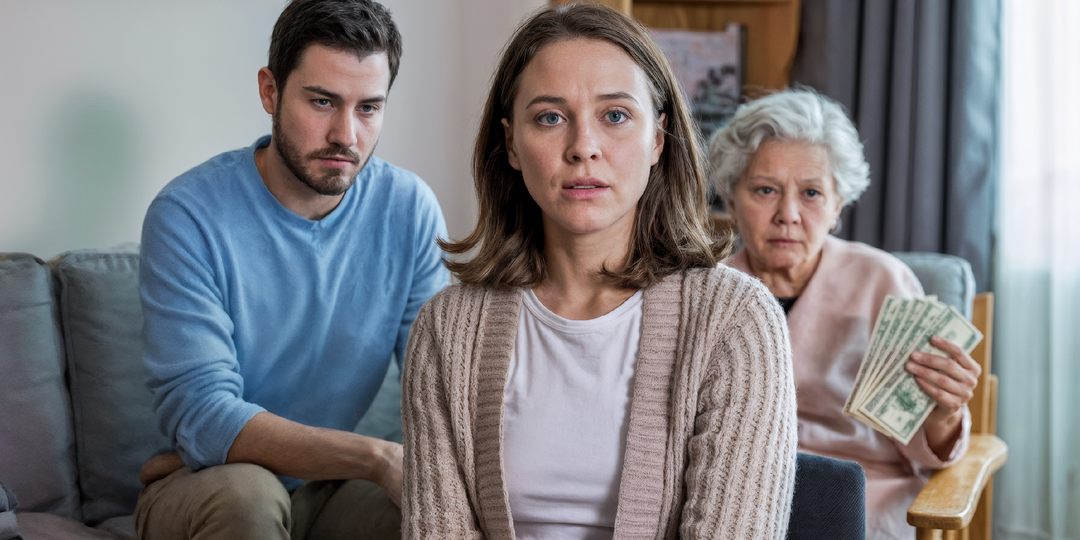 — Никаких денег я у твоей жены не занимала, она придумывает, — уверенно говорила свекровь