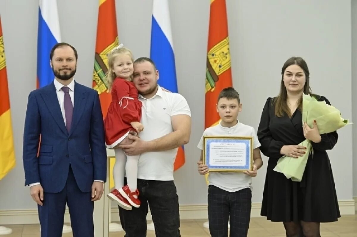    В конце февраля Виталий Королев вручил сертификаты на приобретение или строительства жилья 14 молодым семьям.