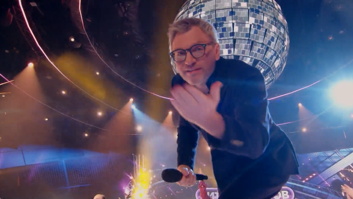 Кадр из полуфинала шоу "Суперстар. Битва сезонов". Телеканал НТВ. Ведущий и "рулевой" шоу "Суперстар" — Вадим Такменев.