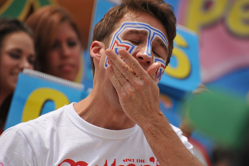     Конкурс по быстрому употреблению хот-догов aldita.net