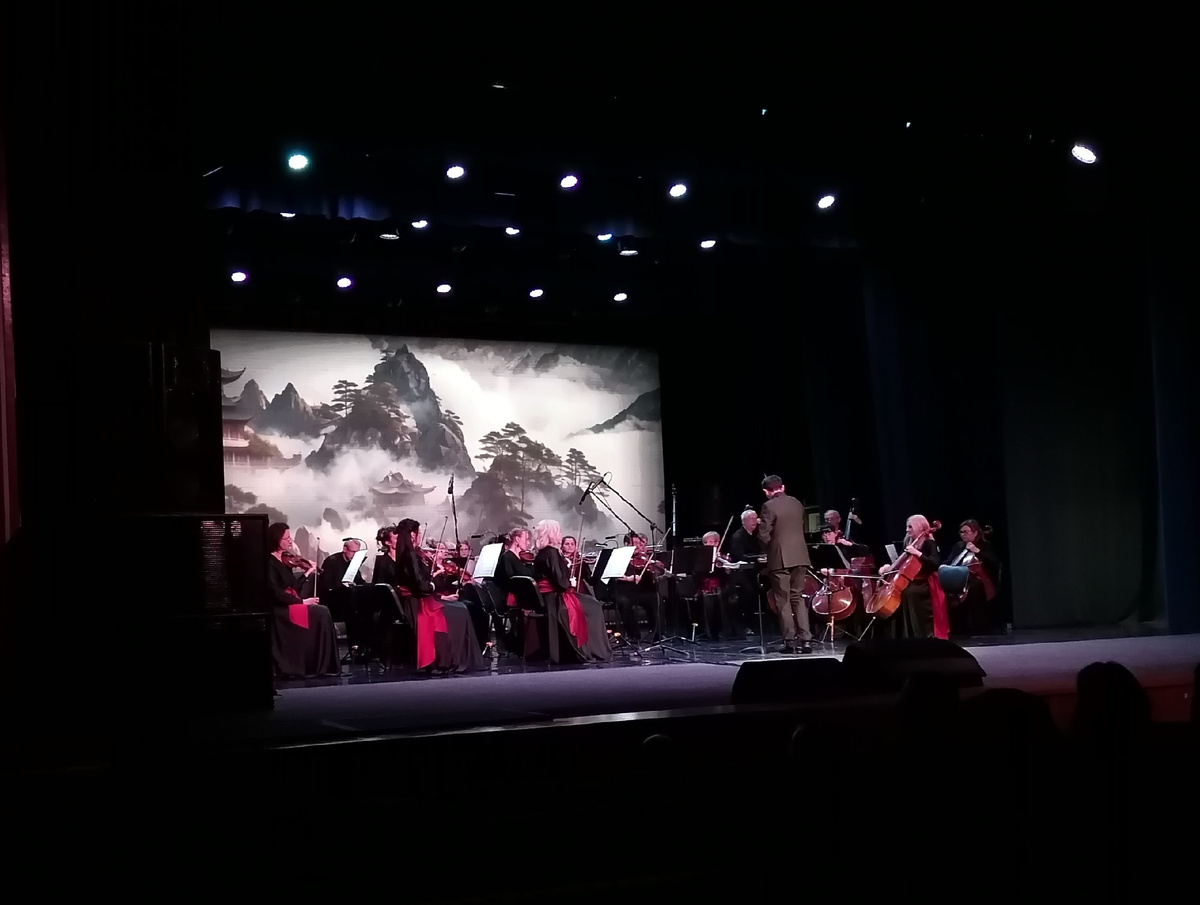 Оркестр "Камерата Крыма" исполняет "Восточный ветер", композитор Дзё Хисаиси. 