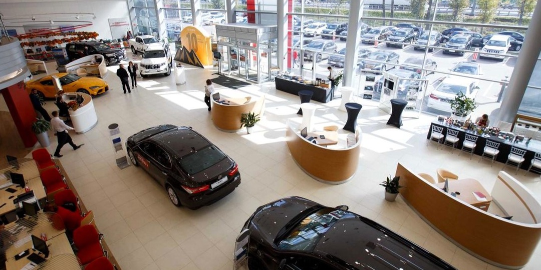 ЦБ снизил ключевую ставку до 15%, но машины в России дешевле не станут. Эксперты объяснили, почему прайсы могут не измениться