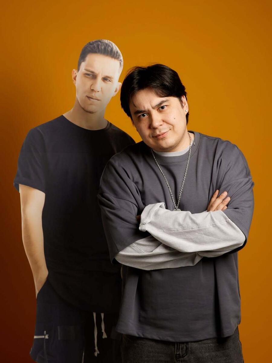 Даник с картонным Димой Масленниковым / фото из личного блога Даника