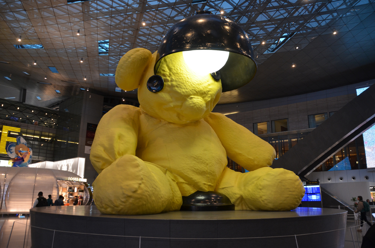 Огромный "плюшевый" мишка (на самом деле - металлический) в эропорту Дохи. Фото автора.