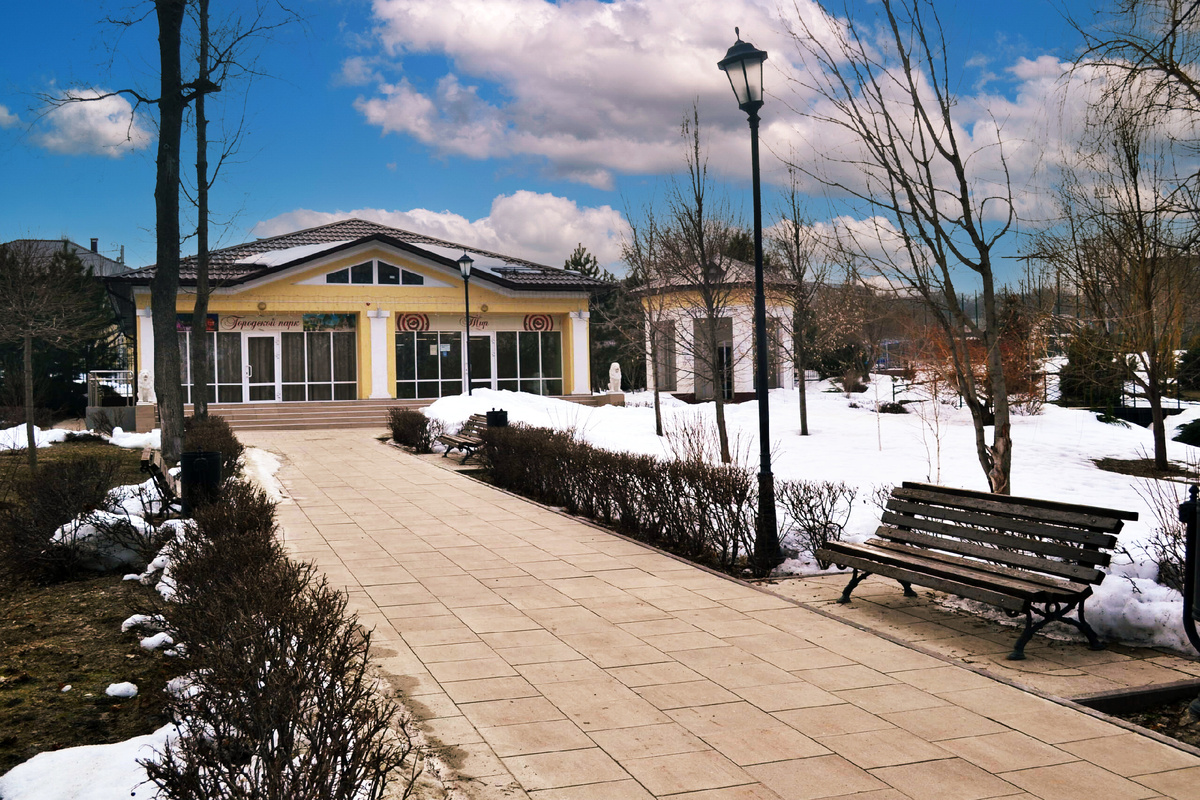 Аллея в городском парке.