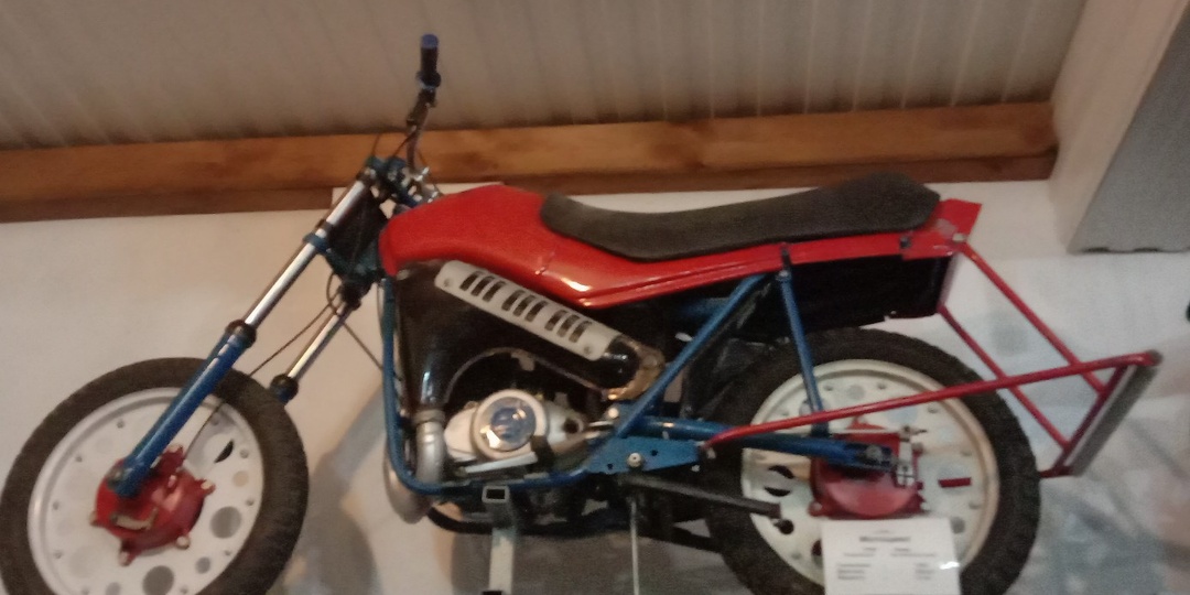 Евгений Дмитриевич Власов и его мотоцикл "Тула-лидер"