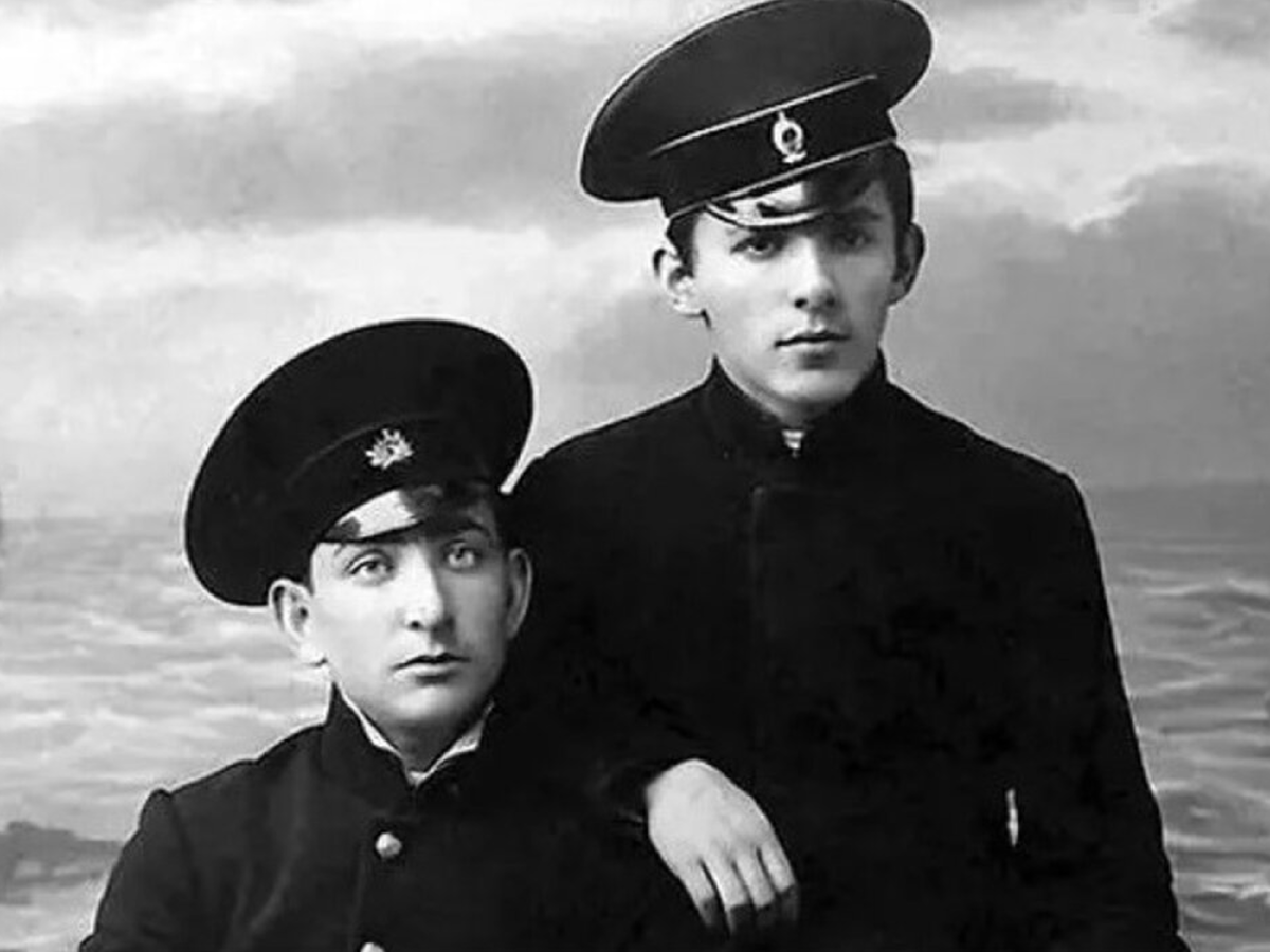 Лёдя Вайсбейн (справа) в период обучения в училище.