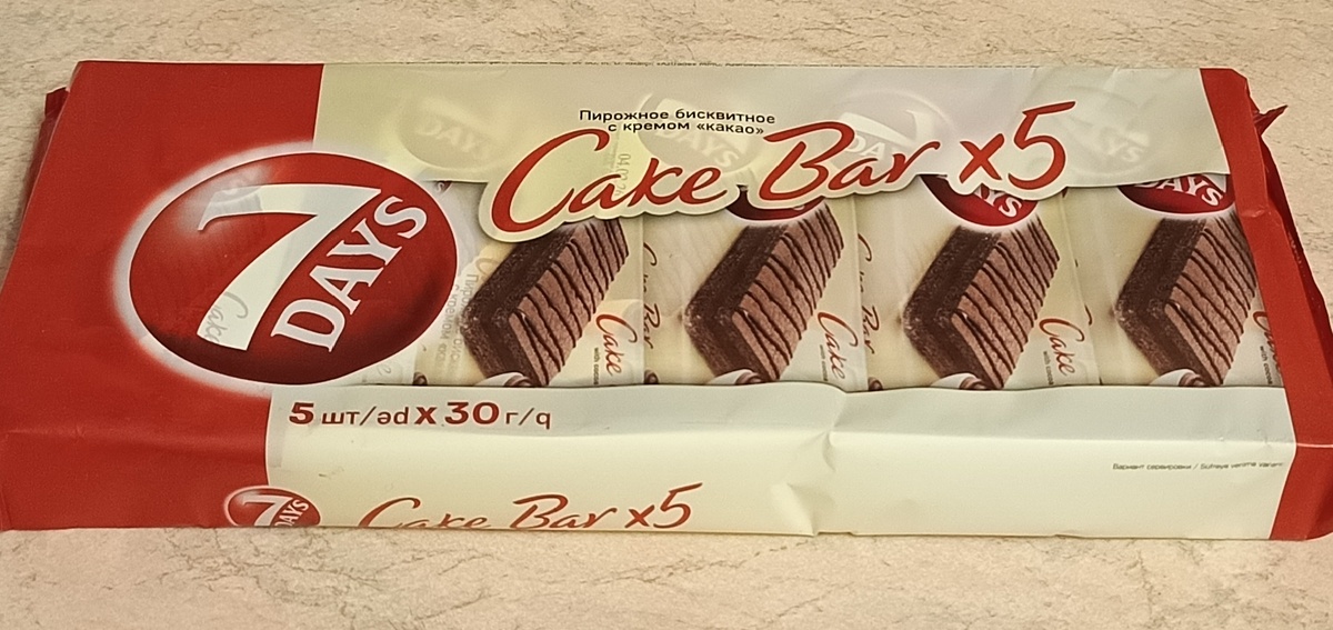 Такие пирожные вроде пока ест. 