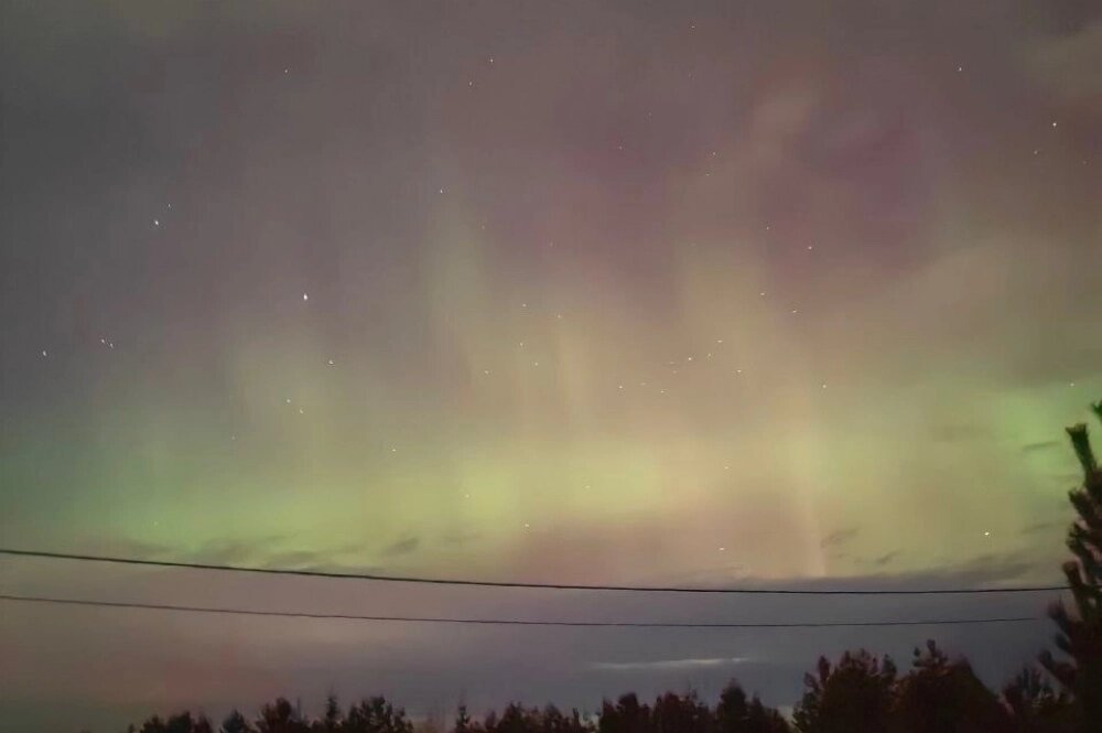    Сияние в деревне Подберёзы. Фото: Любительская Метеорология в Кирове/ @Ilfiron