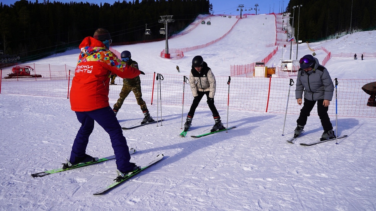    Ветераны СВО встали на сноуборды и горные лыжи в Ханты-Мансийске