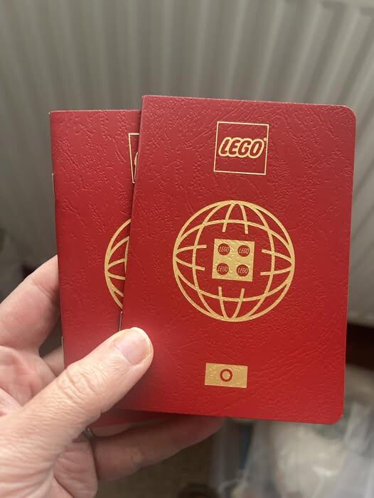 У этого пасспорта есть разные обложки, взависимости от региона