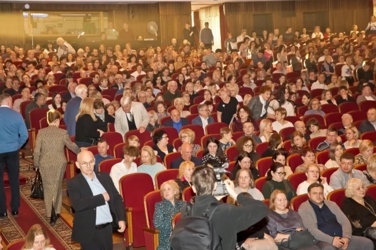    «Его величество театр».