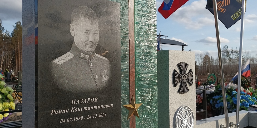 Памятники с элементами из многослойного стекла. Красиво и качественно