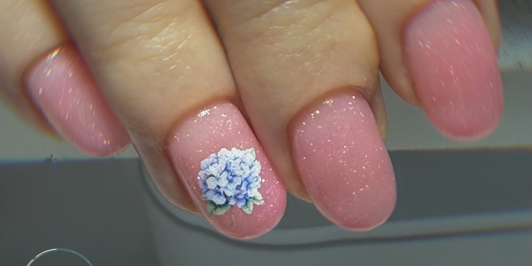 Весенний маникюр 2026: нежность, сияние и цветы