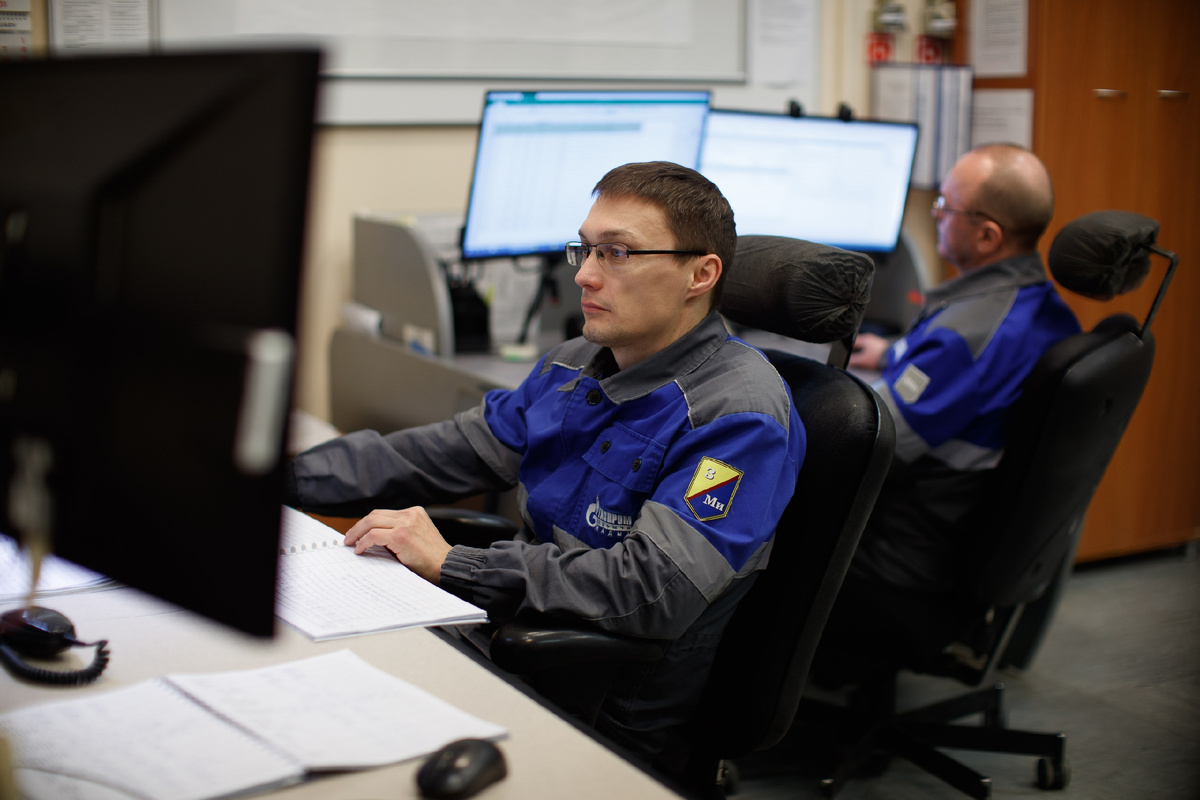 Здесь также, как и на пульте газового промысла, круглосуточно контролируют показатели оборудования