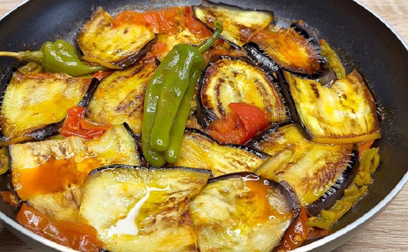 Баклажаны, перец и томаты в одной сковороде: рецепт, который удивит вкусом даже мясоеда