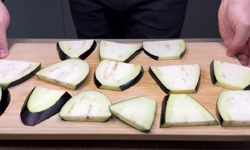 Баклажаны, перец и томаты в одной сковороде: рецепт, который удивит вкусом даже мясоеда