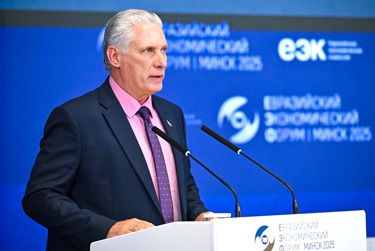 Лидер Кубы Мигель Диас-Канель выступает с речью на пленарном заседании Евразийского экономического форума в Минске, Беларусь, 26 июня 2025 года. Sputnik/Сергей Бобылев/Pool via Reuters.