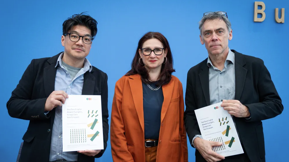 Федеральный комиссар по борьбе с дискриминацией Ферда Атаман на презентации доклада в Берлине © Political-Moments/imago images