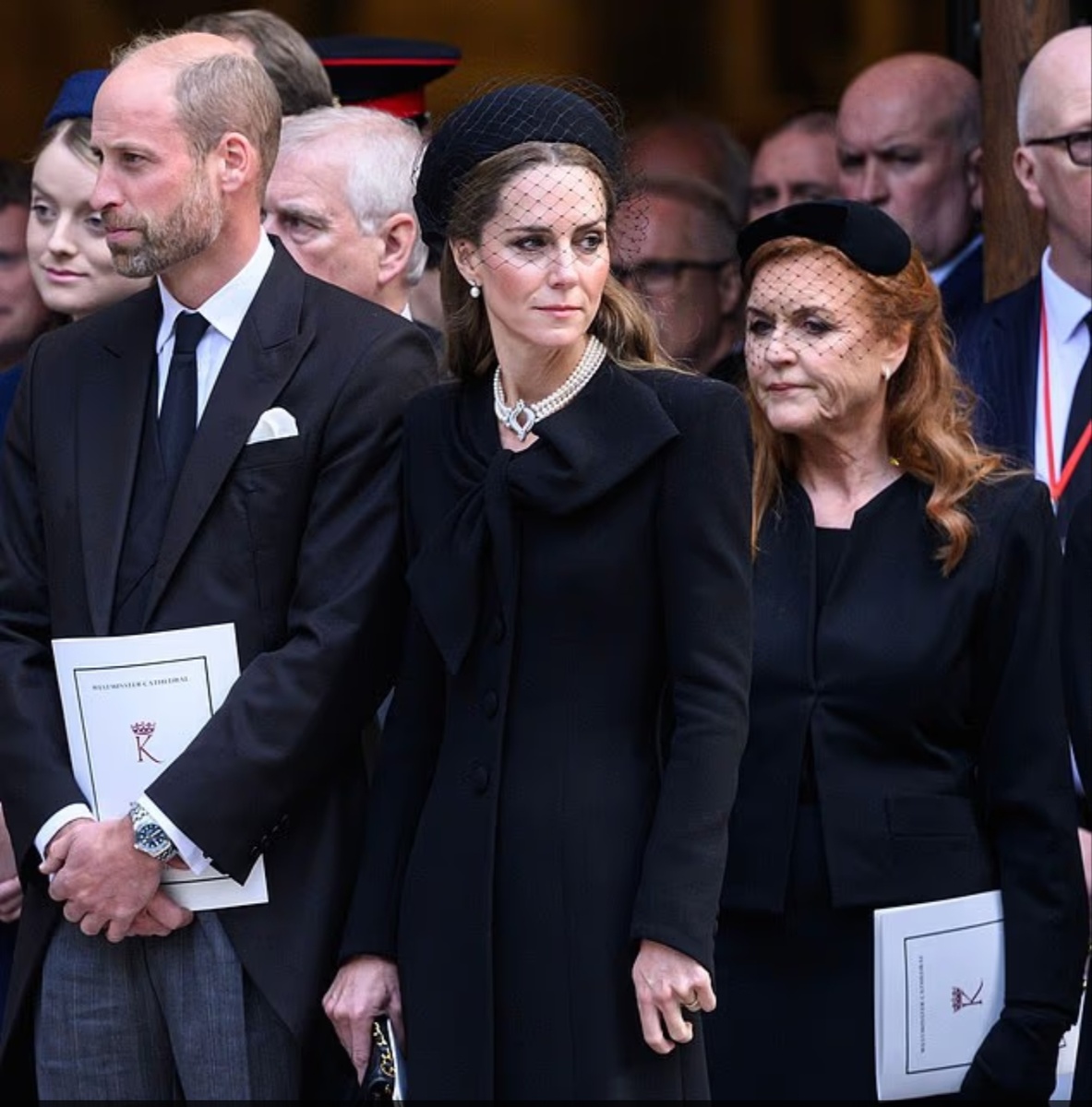 В своей новой книге «Entitled» автор Эндрю Лоуни подчеркнул, что отношения Уильяма и Кейт с бывшими герцогом и герцогиней Йоркскими всегда казались прохладными, доходя до того, что они исключили Сару из списка приглашенных на свою свадьбу в 2011 году после того, как стало известно, что она, по-видимому, принимала деньги за общение со своим бывшим мужем. Уильям, Кейт и Сара на похоронах герцогини Кентской.