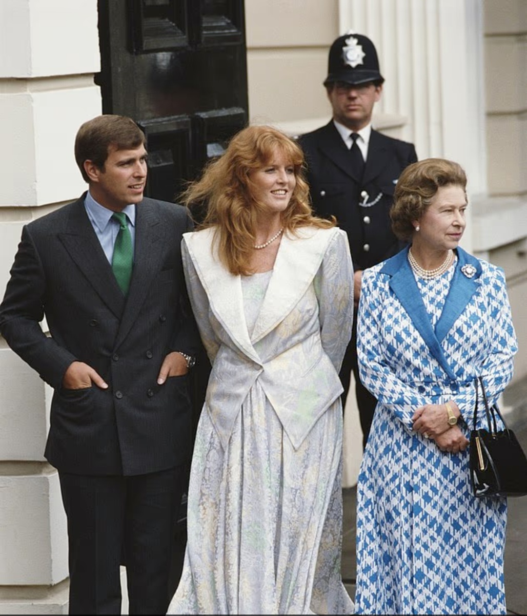 Еще до лишения их титулов и исключения из Королевской ложи, похоже, растущая враждебность королевской семьи к этой паре была глубоко укоренена после многих лет игнорирования со стороны принца и принцессы Уэльских и сложных отношений с покойной королевой, которая, как сообщается, потеряла терпение к «безжалостной герцогине Обмана» в последние годы своей жизни. Эндрю, Сара и покойная королева в 1986 году.