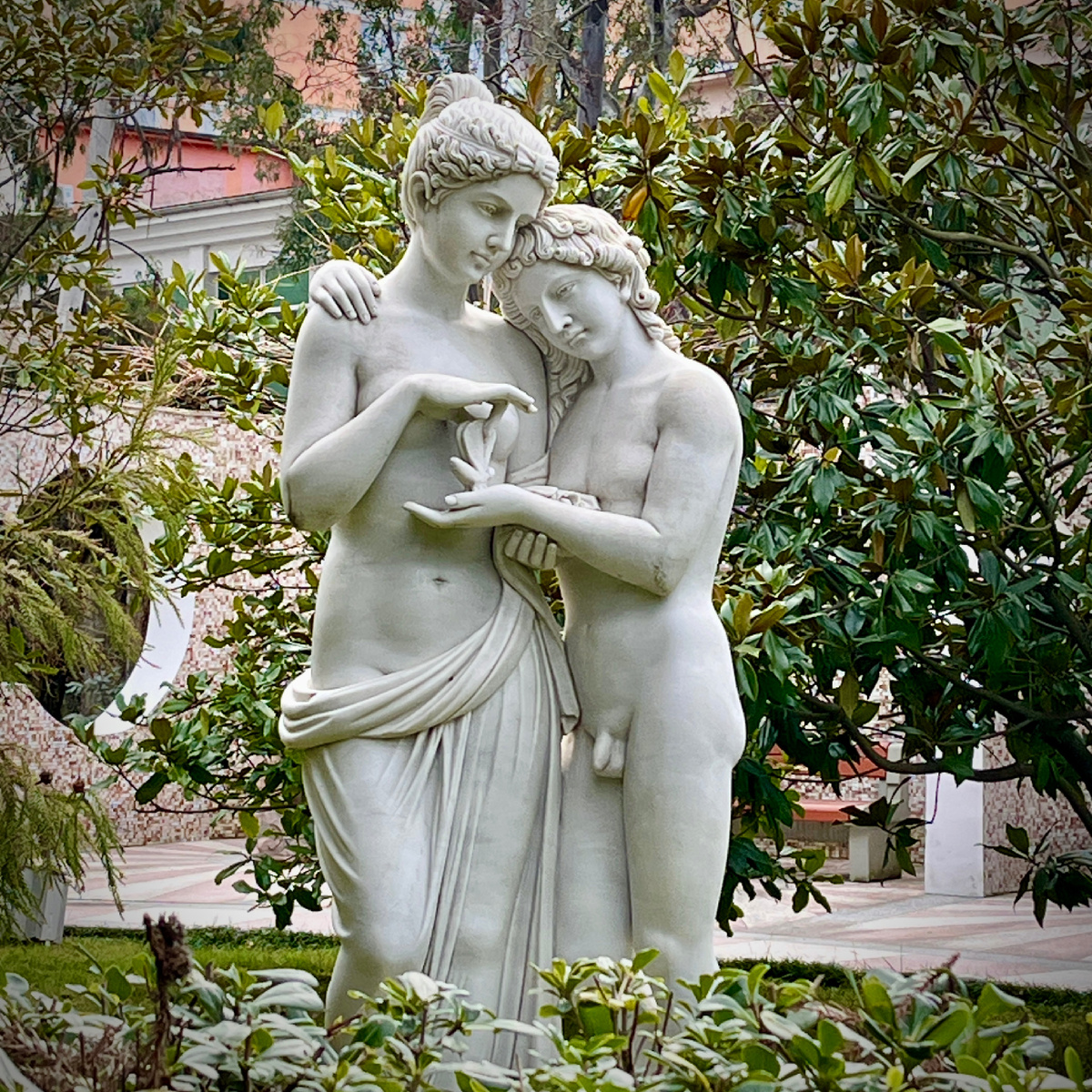 Смотришь на эту скульптуру — и понимаешь: вечность не в бессмертии, а в следах, которые мы оставляем в сердцах друг друга…