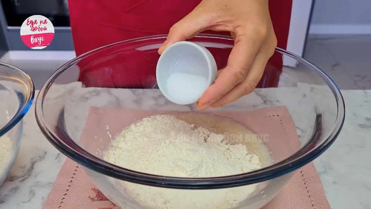 процесс смешивания сухих ингредиентов с дрожжевой водой
