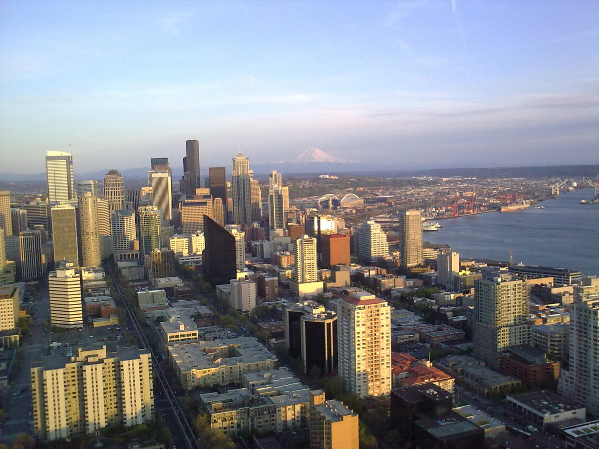Символ города Сиэтл, гора Рейнир, вид с другого городского символа - Спейс-Нидл, 2009 год
