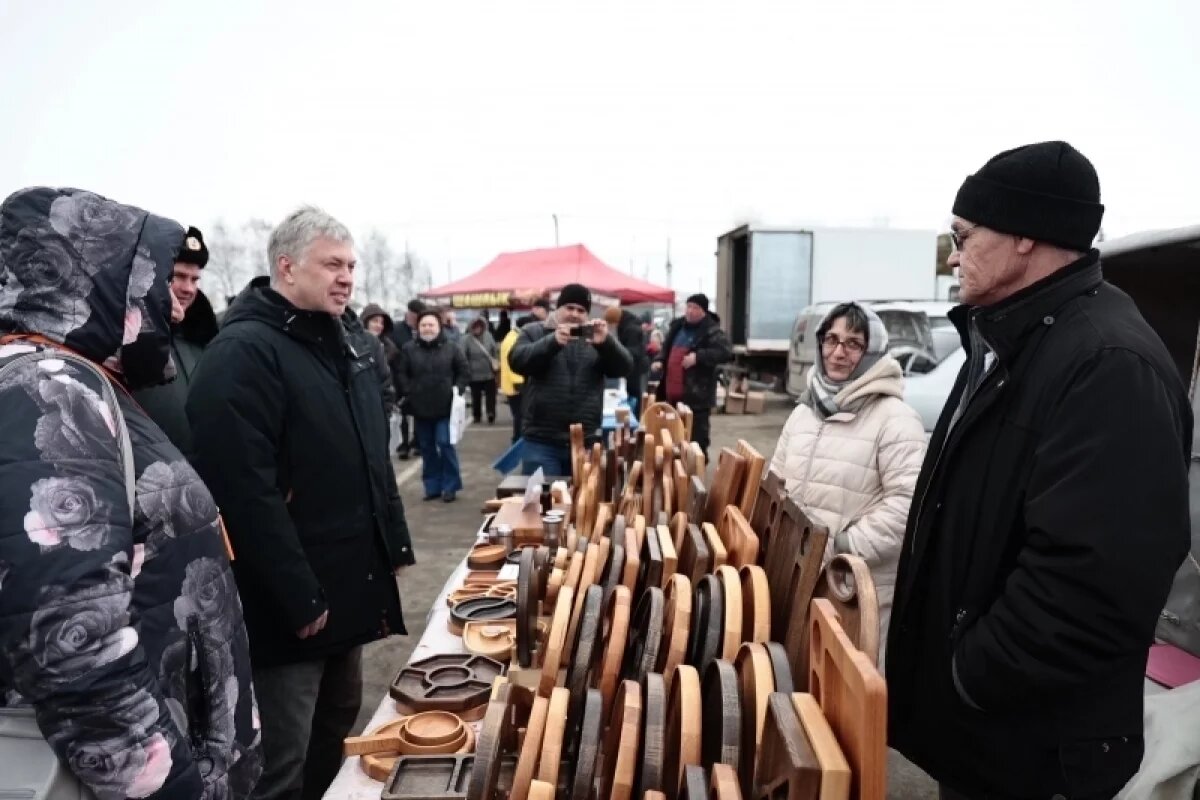    Алексей Русских купил на ярмарке деревянную доску для кухни
