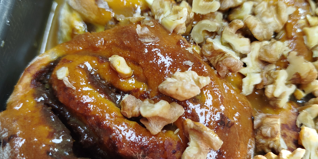 Синнабоны с тыквой и солёной карамелью.