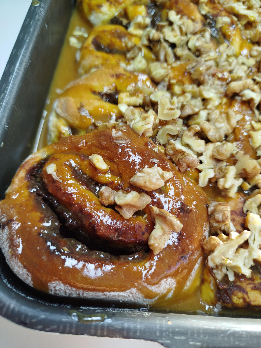 Начинаем с опары: в большую миску наливаем тёплое молоко 250 мл, 30 градусов, добавляем дрожжи живые 25 грамм, сахар 5 грамм от общего количества и 100 гр муки от общего количества. Перемешать и оставить на 15 минут.
Когда опара поднялась, добавляем к ней весь сахар, яйца, перемешиваем . Постепенно вводим муку до 2/3 всего объёма. Затем вводим  масло сливочное, соль.  Замешиваем тесто до трёх пор пока оно не перестанет прилипать к рукам. Накрываем тесто крышкой оставляем  примерно на час.