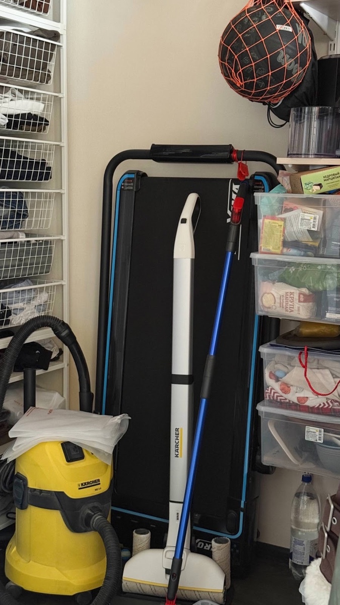 Тут она хранится крупная кухонная техника, швабры, пылесосы, спортивный инвентарь, ящик с вкусняшками и т.д.