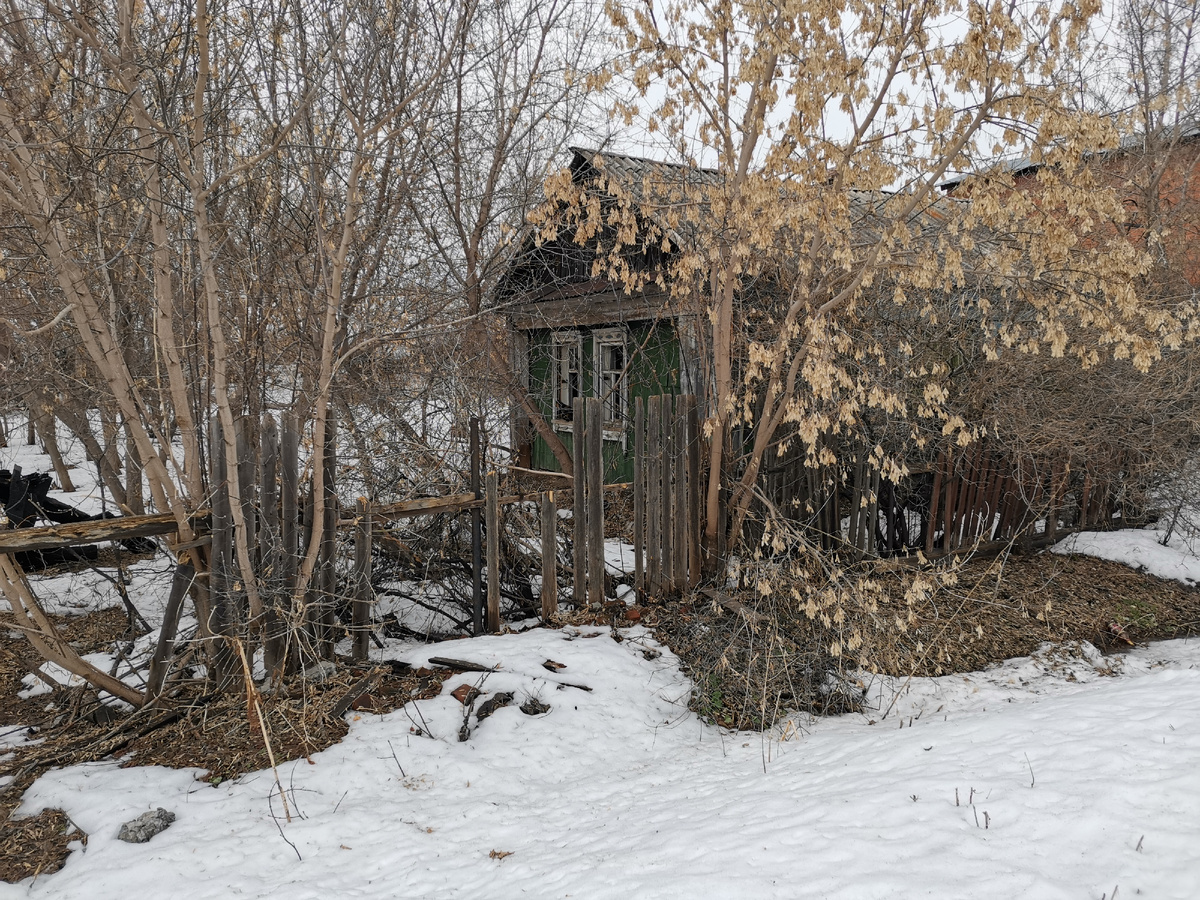 Довольно большой двор.