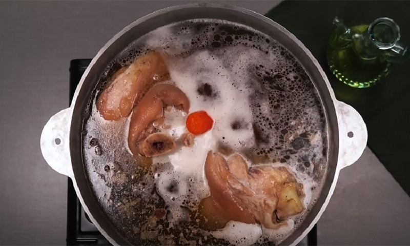 Варим мясо в пиве: самый оригинальный домашний рулет, который удивит вкусом и заменит магазинную колбасу