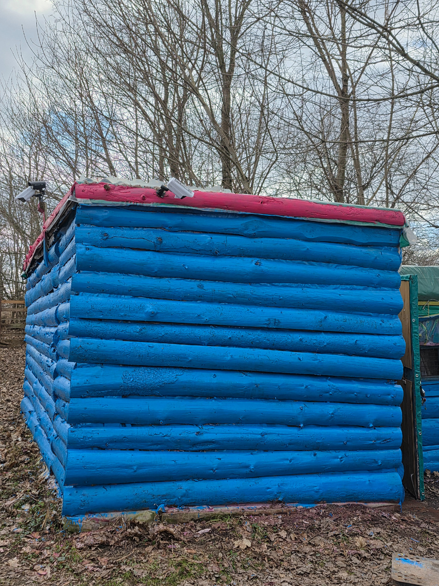 Бытовка пчеловода. Похожа на большой улей 🤣