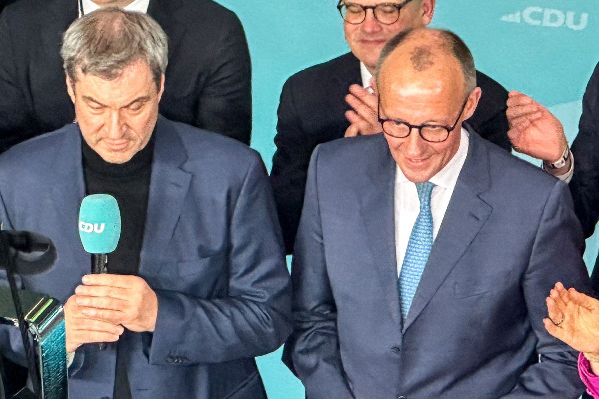 Фридрих Мерц (справа) во время выступления в штаб-квартире ХДС, 2025 г. Фото: Кристина Зоркина/ТАСС