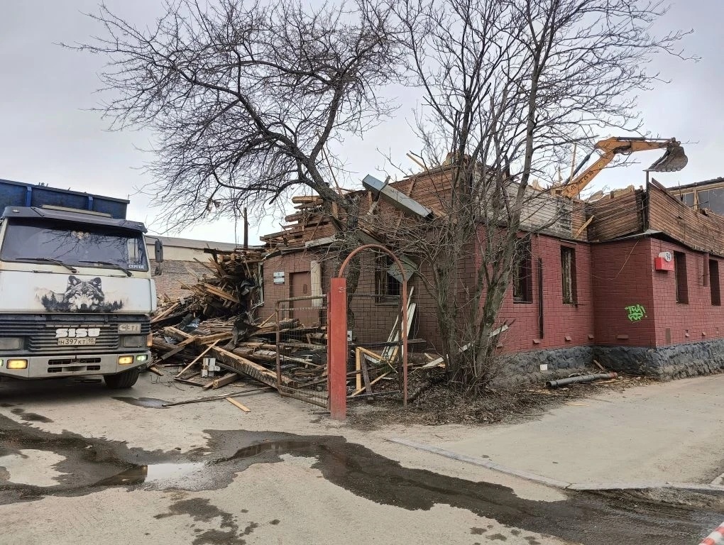    В центре Петрозаводска сносят офисное здание«Столица на Онего»