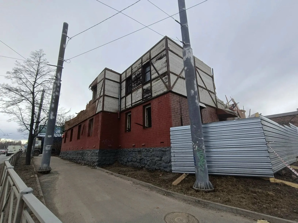    В центре Петрозаводска сносят офисное здание«Столица на Онего»