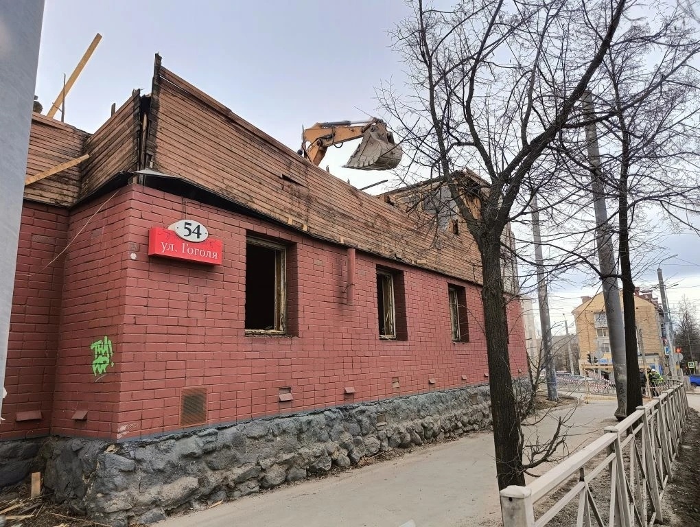    В центре Петрозаводска сносят офисное здание«Столица на Онего»