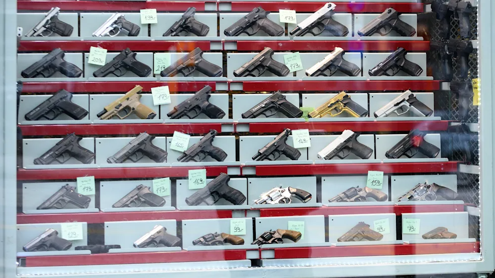С лицензией на огнестрельное оружие и без неё: витрина оружейного магазина, торгующего сигнальным и газовым оружием © Str/dpa